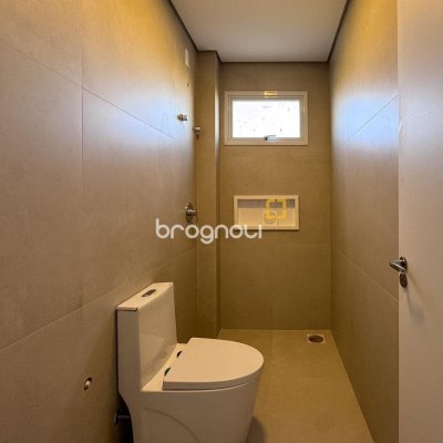 Casa com 112m², 2 quartos (sendo 2 suítes), 2 garagens, no bairro Campeche em Florianópolis