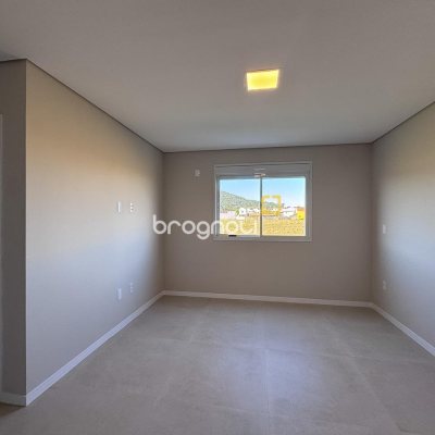 Casa com 112m², 2 quartos (sendo 2 suítes), 2 garagens, no bairro Campeche em Florianópolis