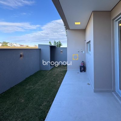 Casa com 112m², 2 quartos (sendo 2 suítes), 2 garagens, no bairro Campeche em Florianópolis