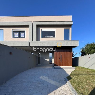 Casa com 112m², 2 quartos (sendo 2 suítes), 2 garagens, no bairro Campeche em Florianópolis