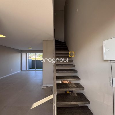 Casa com 112m², 2 quartos (sendo 2 suítes), 2 garagens, no bairro Campeche em Florianópolis