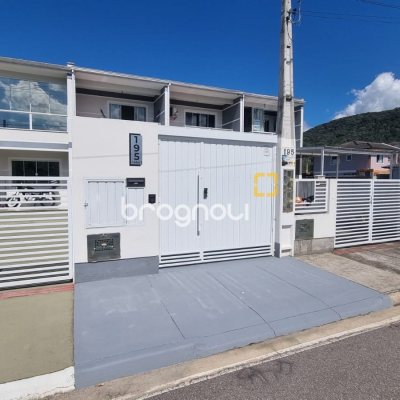 Casa com 80m², 2 quartos (sendo 1 suíte), 2 garagens, no bairro Forquilhas em São José