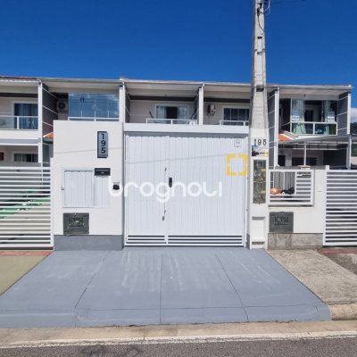 Casa com 80m², 2 quartos (sendo 1 suíte), 2 garagens, no bairro Forquilhas em São José