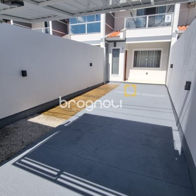 Casa com 80m², 2 quartos (sendo 1 suíte), 2 garagens, no bairro Forquilhas em São José