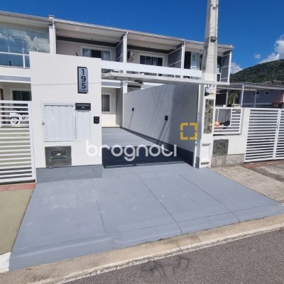 Casa com 80m², 2 quartos (sendo 1 suíte), 2 garagens, no bairro Forquilhas em São José