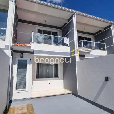 Casa com 80m², 2 quartos (sendo 1 suíte), 2 garagens, no bairro Forquilhas em São José
