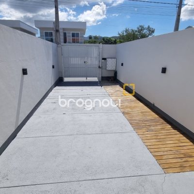 Casa com 80m², 2 quartos (sendo 1 suíte), 2 garagens, no bairro Forquilhas em São José