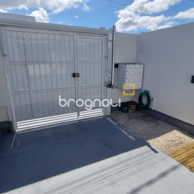 Casa com 80m², 2 quartos (sendo 1 suíte), 2 garagens, no bairro Forquilhas em São José