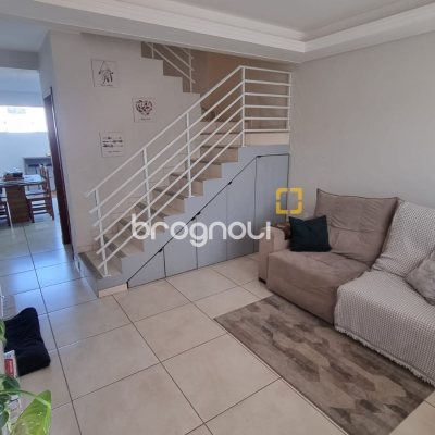 Casa com 80m², 2 quartos (sendo 1 suíte), 2 garagens, no bairro Forquilhas em São José