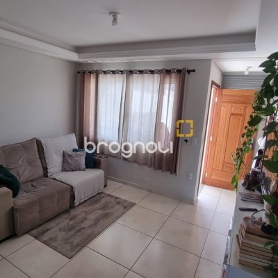 Casa com 80m², 2 quartos (sendo 1 suíte), 2 garagens, no bairro Forquilhas em São José