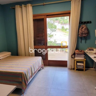 Casa de Condomínio com 319m², 3 quartos (sendo 2 suítes), 2 garagens, no bairro Trindade em Florianópolis