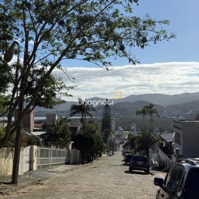 Casa de Condomínio com 319m², 3 quartos (sendo 2 suítes), 2 garagens, no bairro Trindade em Florianópolis