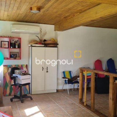 Casa de Condomínio com 319m², 3 quartos (sendo 2 suítes), 2 garagens, no bairro Trindade em Florianópolis