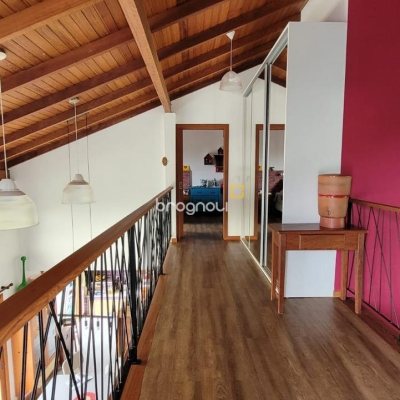 Casa de Condomínio com 319m², 3 quartos (sendo 2 suítes), 2 garagens, no bairro Trindade em Florianópolis