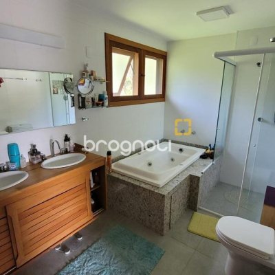 Casa de Condomínio com 319m², 3 quartos (sendo 2 suítes), 2 garagens, no bairro Trindade em Florianópolis