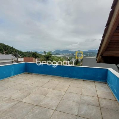 Casa de Condomínio com 319m², 3 quartos (sendo 2 suítes), 2 garagens, no bairro Trindade em Florianópolis