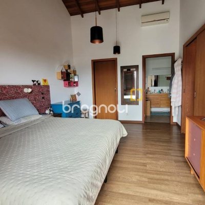 Casa de Condomínio com 319m², 3 quartos (sendo 2 suítes), 2 garagens, no bairro Trindade em Florianópolis