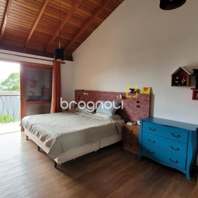 Casa de Condomínio com 319m², 3 quartos (sendo 2 suítes), 2 garagens, no bairro Trindade em Florianópolis