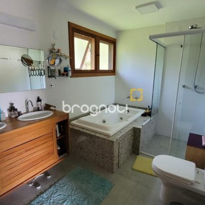 Casa de Condomínio com 319m², 3 quartos (sendo 2 suítes), 2 garagens, no bairro Trindade em Florianópolis