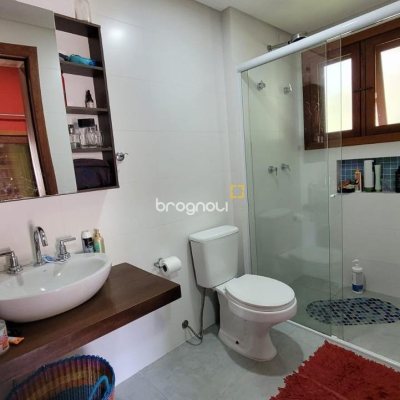 Casa de Condomínio com 319m², 3 quartos (sendo 2 suítes), 2 garagens, no bairro Trindade em Florianópolis