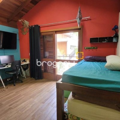 Casa de Condomínio com 319m², 3 quartos (sendo 2 suítes), 2 garagens, no bairro Trindade em Florianópolis