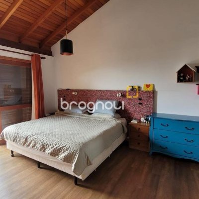 Casa de Condomínio com 319m², 3 quartos (sendo 2 suítes), 2 garagens, no bairro Trindade em Florianópolis