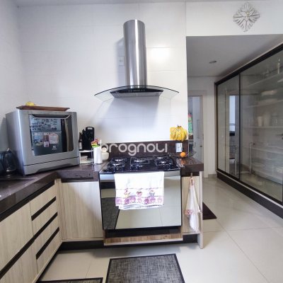 Casa de Condomínio com 500m², 4 quartos (sendo 3 suítes), 2 garagens, no bairro Cachoeira do Bom Jesus em Florianópolis