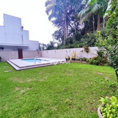 Casa de Condomínio com 500m², 4 quartos (sendo 3 suítes), 2 garagens, no bairro Cachoeira do Bom Jesus em Florianópolis