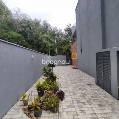 Casa de Condomínio com 500m², 4 quartos (sendo 3 suítes), 2 garagens, no bairro Cachoeira do Bom Jesus em Florianópolis