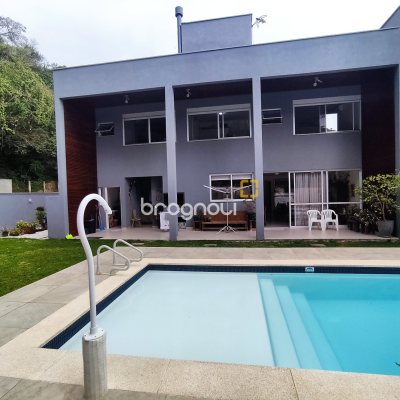 Casa de Condomínio com 500m², 4 quartos (sendo 3 suítes), 2 garagens, no bairro Cachoeira do Bom Jesus em Florianópolis