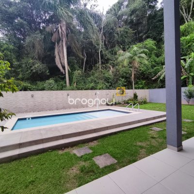Casa de Condomínio com 500m², 4 quartos (sendo 3 suítes), 2 garagens, no bairro Cachoeira do Bom Jesus em Florianópolis