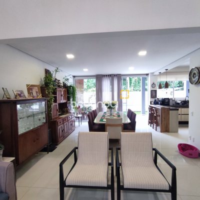 Casa de Condomínio com 500m², 4 quartos (sendo 3 suítes), 2 garagens, no bairro Cachoeira do Bom Jesus em Florianópolis
