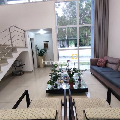 Casa de Condomínio com 500m², 4 quartos (sendo 3 suítes), 2 garagens, no bairro Cachoeira do Bom Jesus em Florianópolis
