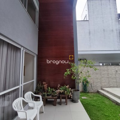 Casa de Condomínio com 500m², 4 quartos (sendo 3 suítes), 2 garagens, no bairro Cachoeira do Bom Jesus em Florianópolis