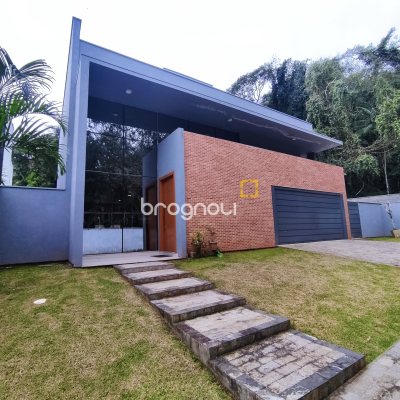 Casa de Condomínio com 500m², 4 quartos (sendo 3 suítes), 2 garagens, no bairro Cachoeira do Bom Jesus em Florianópolis