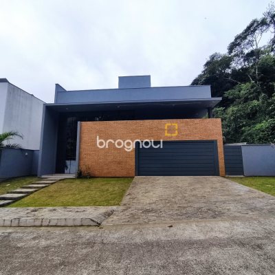 Casa de Condomínio com 500m², 4 quartos (sendo 3 suítes), 2 garagens, no bairro Cachoeira do Bom Jesus em Florianópolis