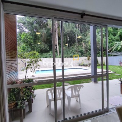 Casa de Condomínio com 500m², 4 quartos (sendo 3 suítes), 2 garagens, no bairro Cachoeira do Bom Jesus em Florianópolis