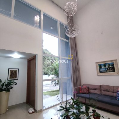 Casa de Condomínio com 500m², 4 quartos (sendo 3 suítes), 2 garagens, no bairro Cachoeira do Bom Jesus em Florianópolis