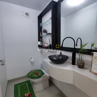 Casa de Condomínio com 500m², 4 quartos (sendo 3 suítes), 2 garagens, no bairro Cachoeira do Bom Jesus em Florianópolis