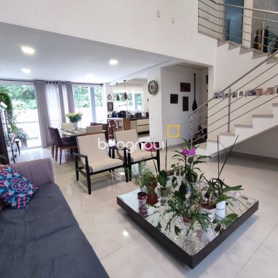 Casa de Condomínio com 500m², 4 quartos (sendo 3 suítes), 2 garagens, no bairro Cachoeira do Bom Jesus em Florianópolis