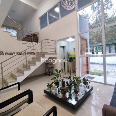 Casa de Condomínio com 500m², 4 quartos (sendo 3 suítes), 2 garagens, no bairro Cachoeira do Bom Jesus em Florianópolis