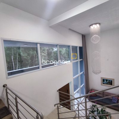 Casa de Condomínio com 500m², 4 quartos (sendo 3 suítes), 2 garagens, no bairro Cachoeira do Bom Jesus em Florianópolis