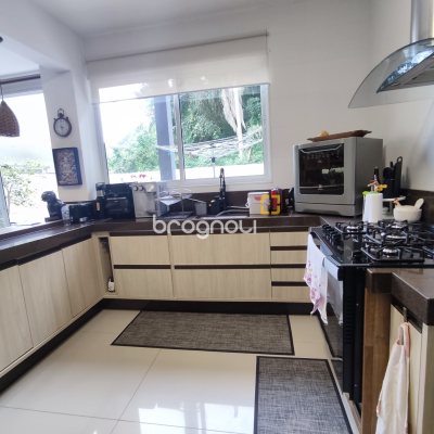 Casa de Condomínio com 500m², 4 quartos (sendo 3 suítes), 2 garagens, no bairro Cachoeira do Bom Jesus em Florianópolis