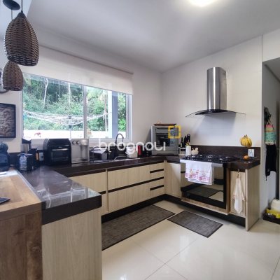Casa de Condomínio com 500m², 4 quartos (sendo 3 suítes), 2 garagens, no bairro Cachoeira do Bom Jesus em Florianópolis