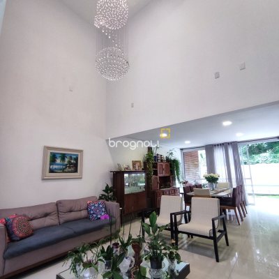 Casa de Condomínio com 500m², 4 quartos (sendo 3 suítes), 2 garagens, no bairro Cachoeira do Bom Jesus em Florianópolis
