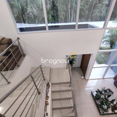 Casa de Condomínio com 500m², 4 quartos (sendo 3 suítes), 2 garagens, no bairro Cachoeira do Bom Jesus em Florianópolis