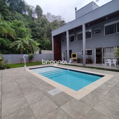 Casa de Condomínio com 500m², 4 quartos (sendo 3 suítes), 2 garagens, no bairro Cachoeira do Bom Jesus em Florianópolis