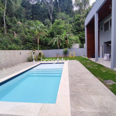 Casa de Condomínio com 500m², 4 quartos (sendo 3 suítes), 2 garagens, no bairro Cachoeira do Bom Jesus em Florianópolis