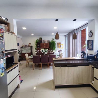 Casa de Condomínio com 500m², 4 quartos (sendo 3 suítes), 2 garagens, no bairro Cachoeira do Bom Jesus em Florianópolis