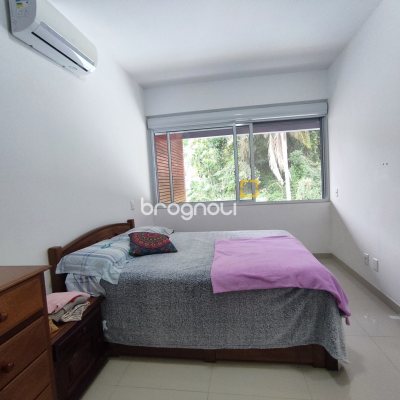 Casa de Condomínio com 500m², 4 quartos (sendo 3 suítes), 2 garagens, no bairro Cachoeira do Bom Jesus em Florianópolis